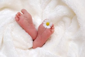 Babyfüße nach der Geburt