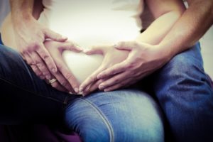 Babybauch einer schwangeren Frau vor der Geburt