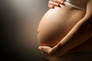 Schwangere Frau mit Baby-Bauch