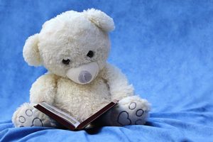 Teddybär im Kinderbett
