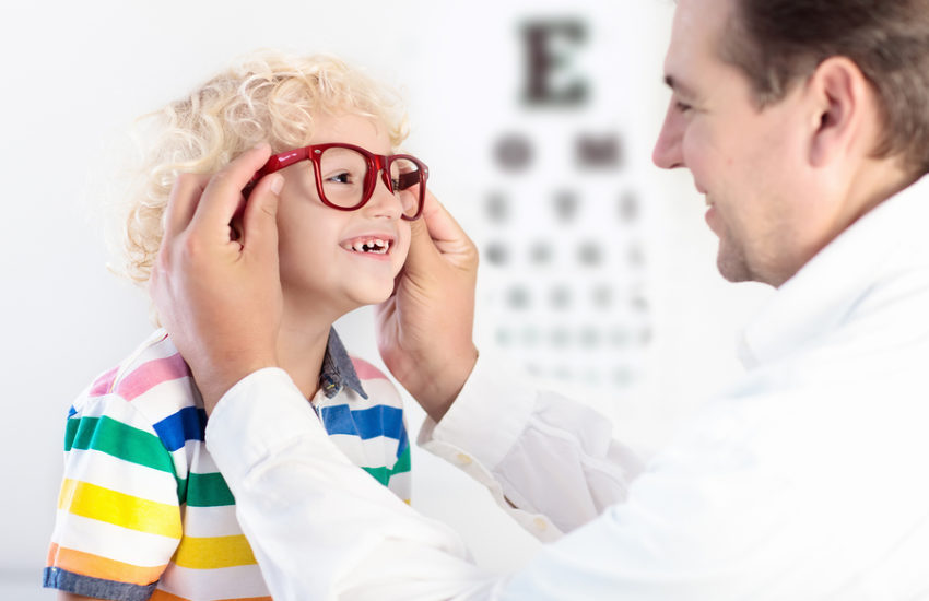 Kind mit Brille beim Augenarzt